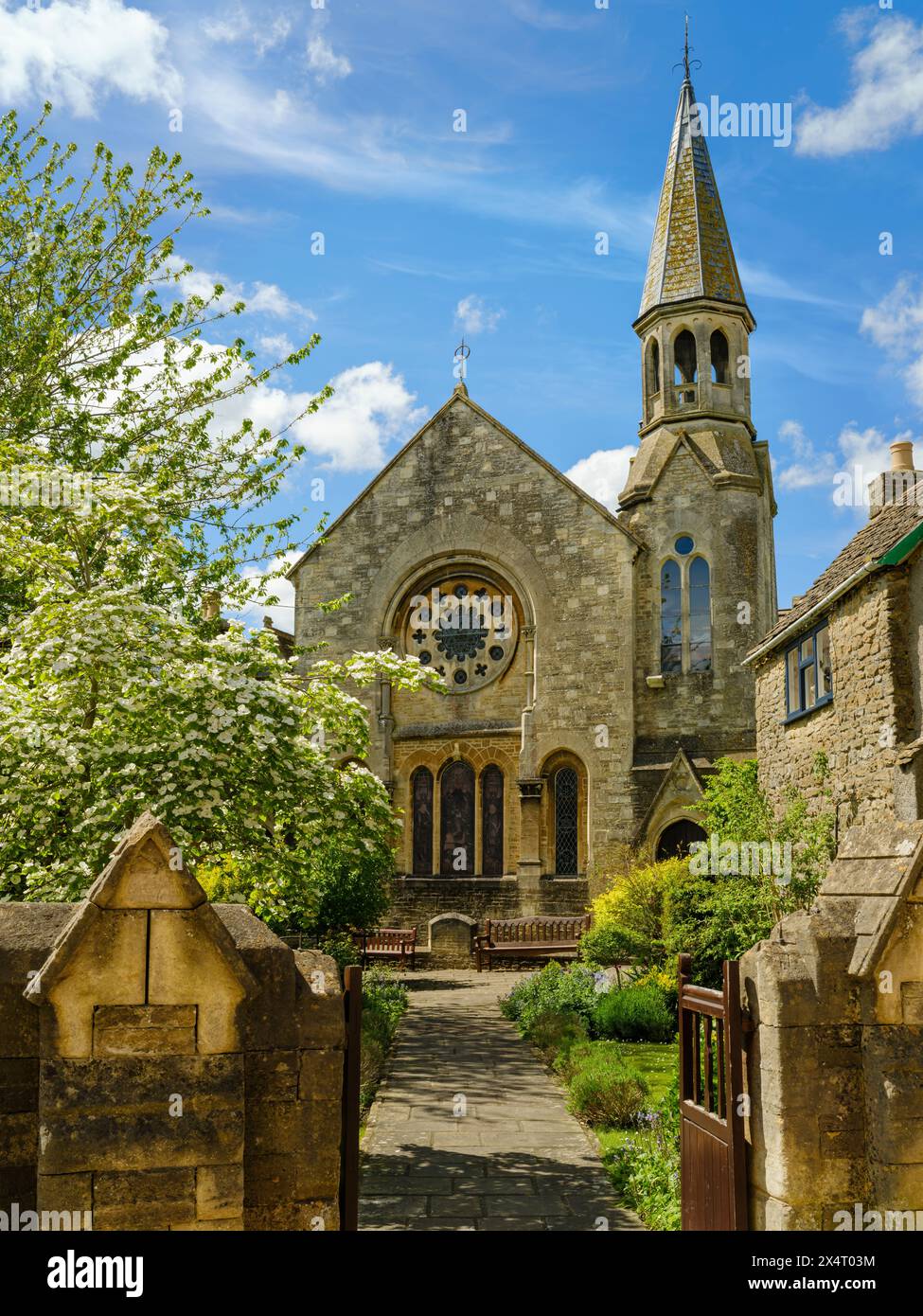 Die United Reformed Church, St. Mary's Street, Malmesbury, an einem sonnigen Frühlingstag Anfang Mai. Stockfoto