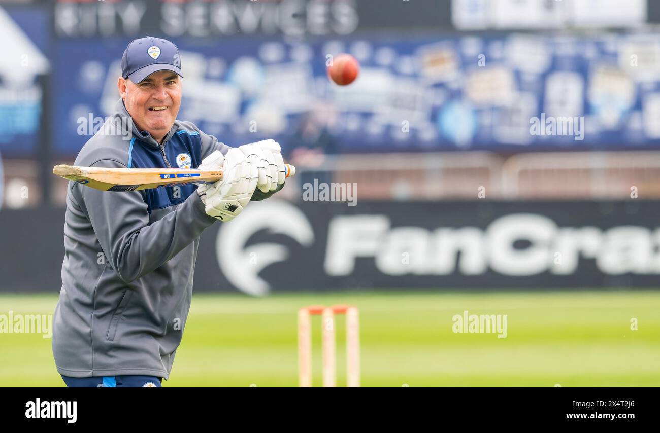 Mickey Arthur, Derbyshires Head of Cricket, während eines Aufwärmphase vor einem Spiel der Vitality County Championship zwischen Derbyshire und Sussex Stockfoto