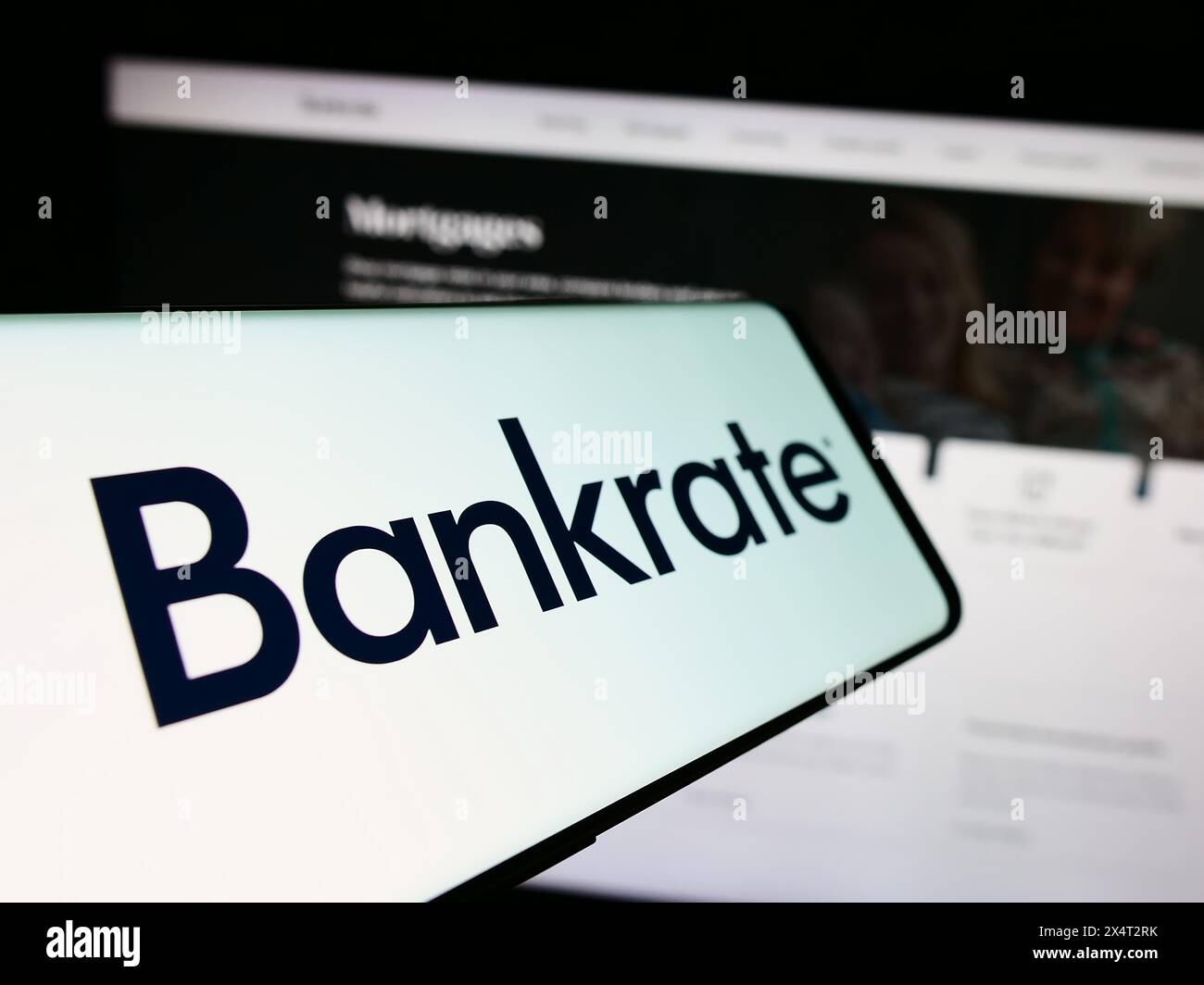 Smartphone mit Logo des amerikanischen Finanzunternehmens Bankrate LLC vor der Business-Website. Fokussieren Sie sich auf die linke Mitte des Telefondisplays. Stockfoto