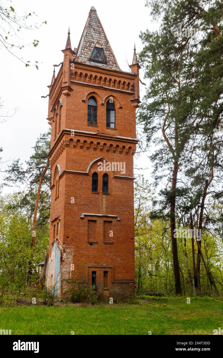 Der alte Backsteinwasserturm im Nataljewka Park in der Region Charkiw, Ukraine Stockfoto