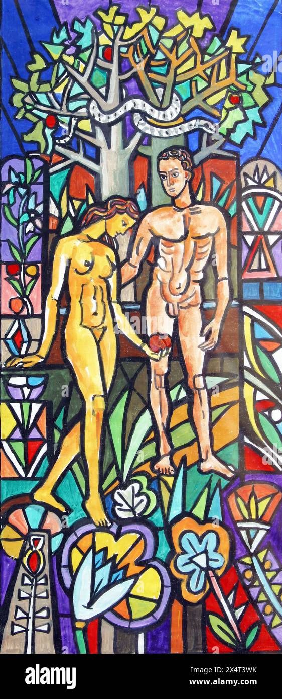 Adam und Eva zeichnen ein Buntglasfenster in der Pfarrkirche der Heiligen Peter und Paul in Velika Gorica, Kroatien Stockfoto