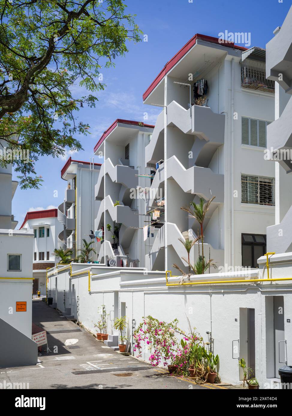 Treppen von Tiong Bahru gehen auf das Wohngut, das man von der Hintergasse aus gesehen sieht Stockfoto