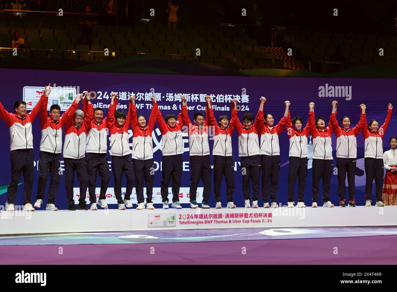 Chengdu, Chinas Provinz Sichuan. Mai 2024. Das Team China feiert am 5. Mai 2024 bei der Preisverleihung des BWF Uber Cup Finals in Chengdu, südwestchinesischer Provinz Sichuan. Quelle: Chen Bin/Xinhua/Alamy Live News Stockfoto