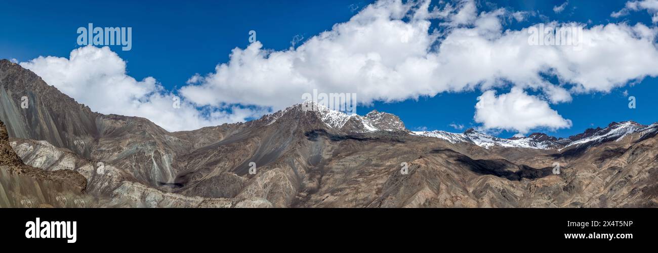 Schneebedeckte Berge im Himalaya nahe der Grenze zwischen Indien und Tibet im Skyok-Tal Stockfoto