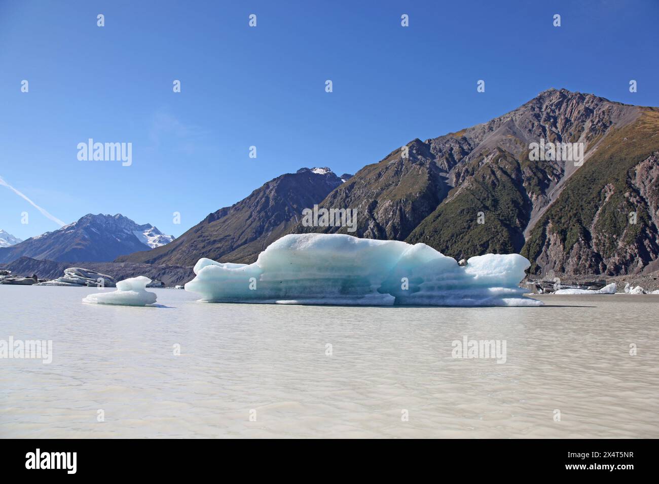 Dieser Eisberg befindet sich im Tasman Lake am Terminal des riesigen Tasman Glacier - Neuseeland. Touristen können ganz nah an den Gletschern fahren. Stockfoto