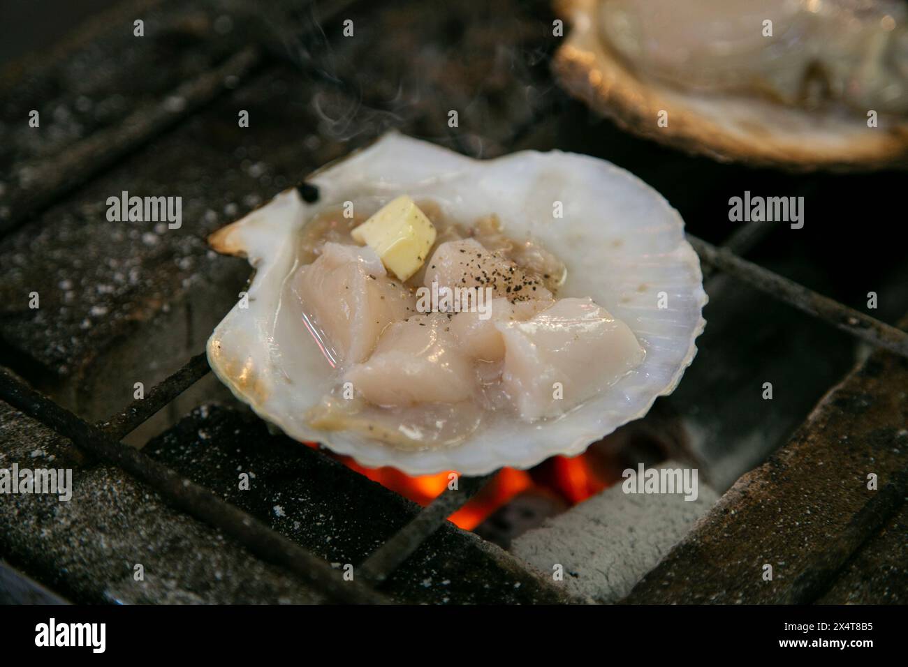 Meeresfrüchte und Fisch, zubereitet auf einem Grill auf dem Osaka Fischmarkt in Japan. Stockfoto