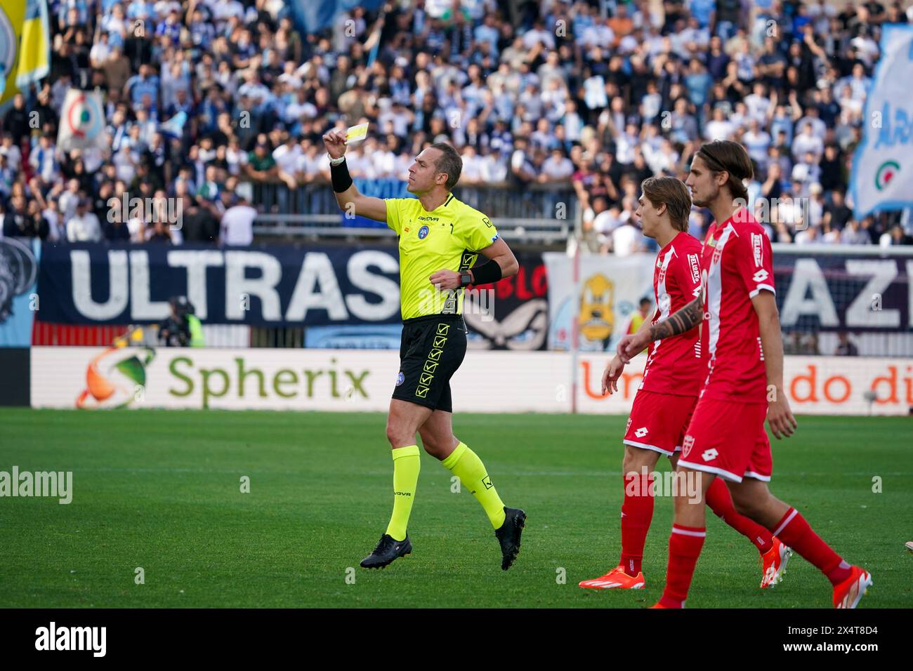 Luca Pairetto, Schiedsrichter, zeigt die gelbe Karte während des Fußballspiels der italienischen Meisterschaft Serie A zwischen AC Monza und SS Lazio am 4. Mai 2024 im U-Power Stadium in Monza, Italien Stockfoto