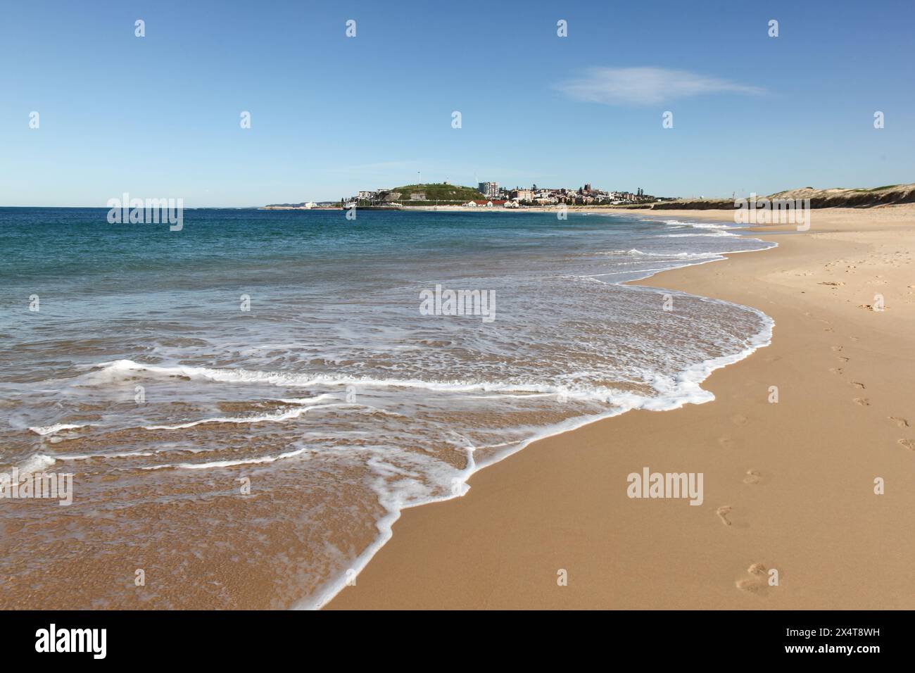 Nobbys Beach ist ein beliebter Strand in Australiens zweitältester Stadt Newcastle. Stockfoto