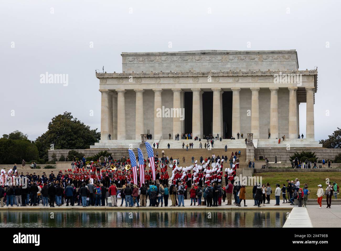 Washington DC, USA - 14. November 2021: High School Marching Band mit Blechbläsern und amerikanischen Flaggen bei der Versammlung von Vietnam Veteranen beim MON Stockfoto