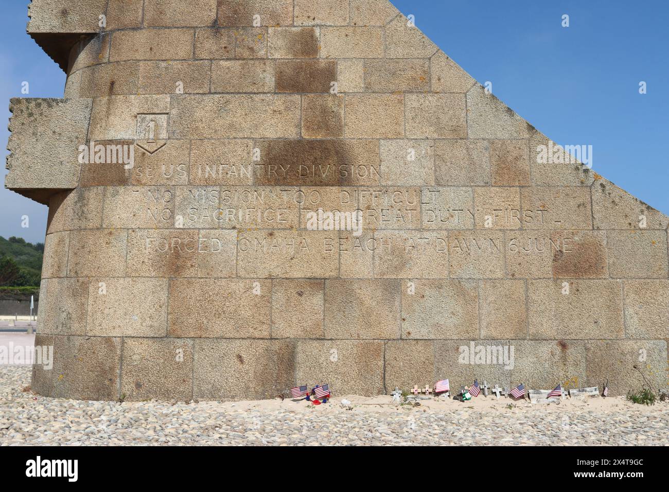 Monument am Strand von Omaha in Frankreich. Amerikanische Fahnen auf dem Boden. Keine sichtbaren Personen. Stockfoto