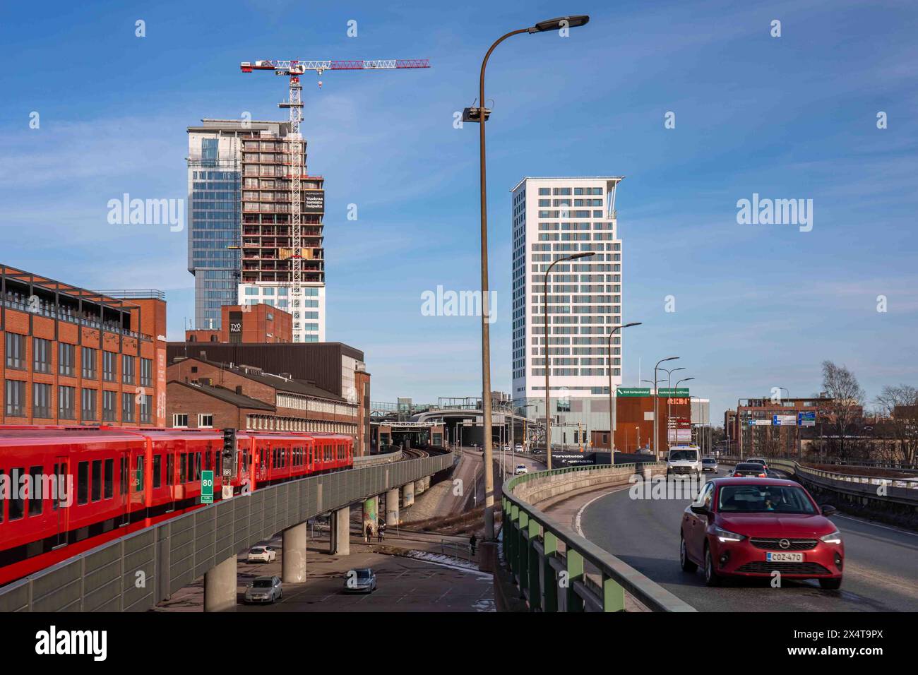 U-Bahn, Hochhäuser und Junatie Bridge im Bezirk Kalasatama in Helsinki, Finnland Stockfoto