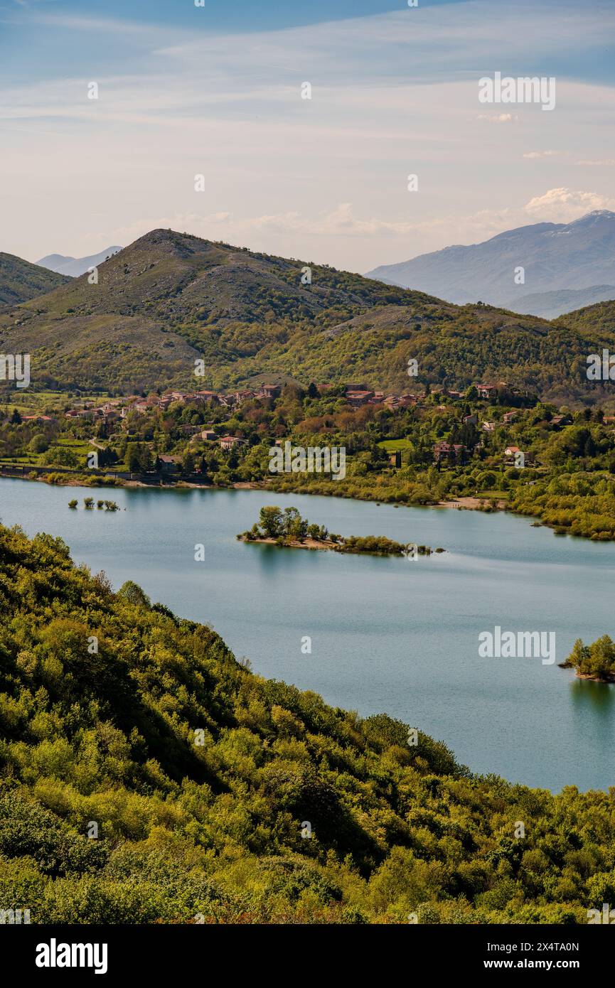 Der Gallo Matese See ist ein künstlicher See, der durch die Stauung des Flusses Save entstanden ist. Dieser bezaubernde Ort wurde als der kleine Matesi definiert Stockfoto