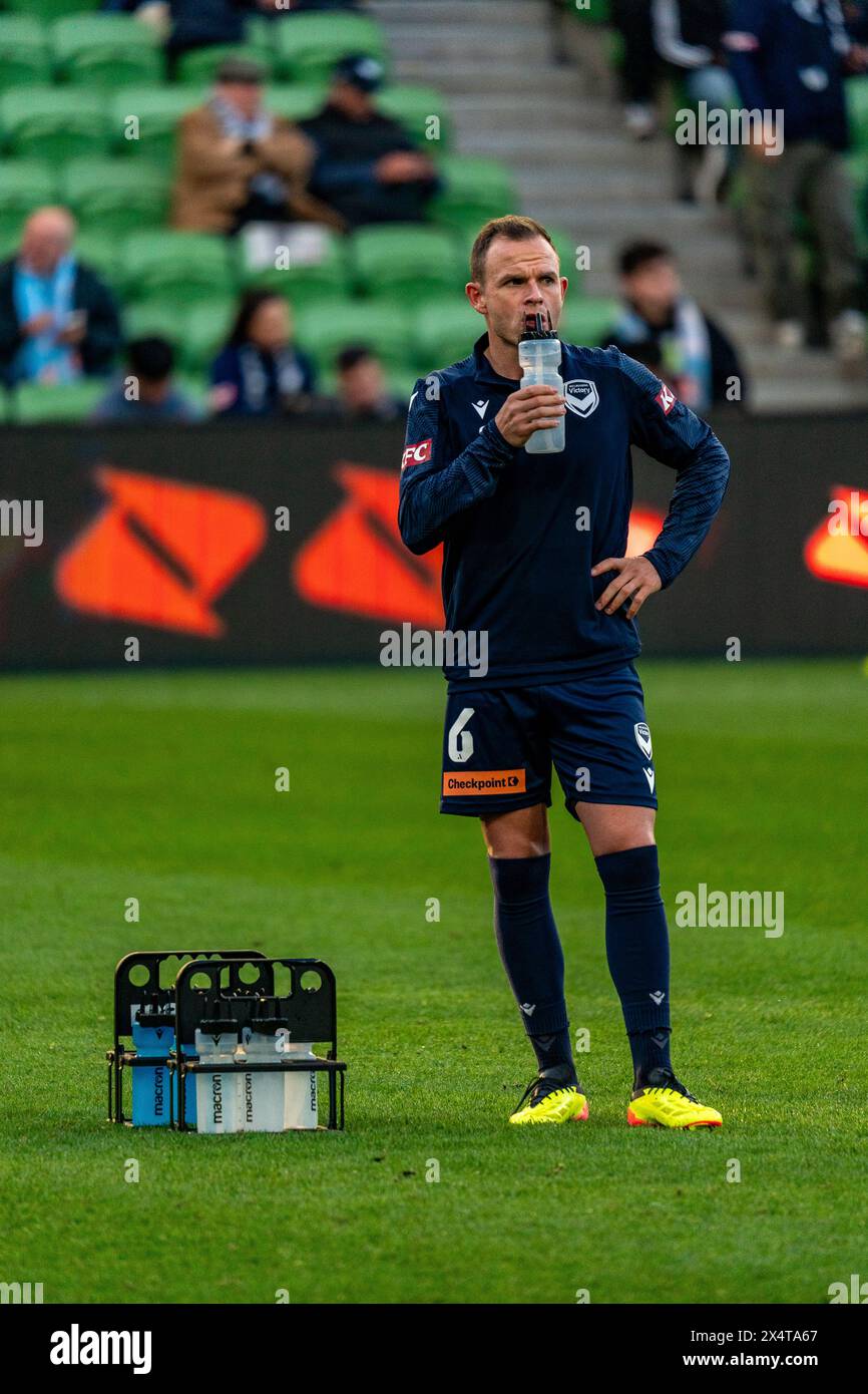 Melbourne, Australien. 5. Mai 2024. Melbourne Victory gegen Melbourne City - 2024 Isuzu UTE A-League Männer Finals Series - Elimination Final 1 - AAMI Park. Melbourne Victory Mittelfeldspieler Leigh Broxham (#6) trinkt während des Trainings vor dem 1. Finale der A-League 2024 zwischen Melbourne Victory FC und Melbourne City FC einen Drink. Foto: James Forrester/Alamy Live News Stockfoto