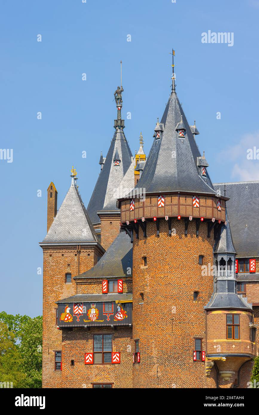 Details und die Türme der Burg Haar (Niederländisch Kasteel de Haar), die sich in Haarzuilens außerhalb der Stadt Utrecht befindet und die größte Burg in Th ist Stockfoto