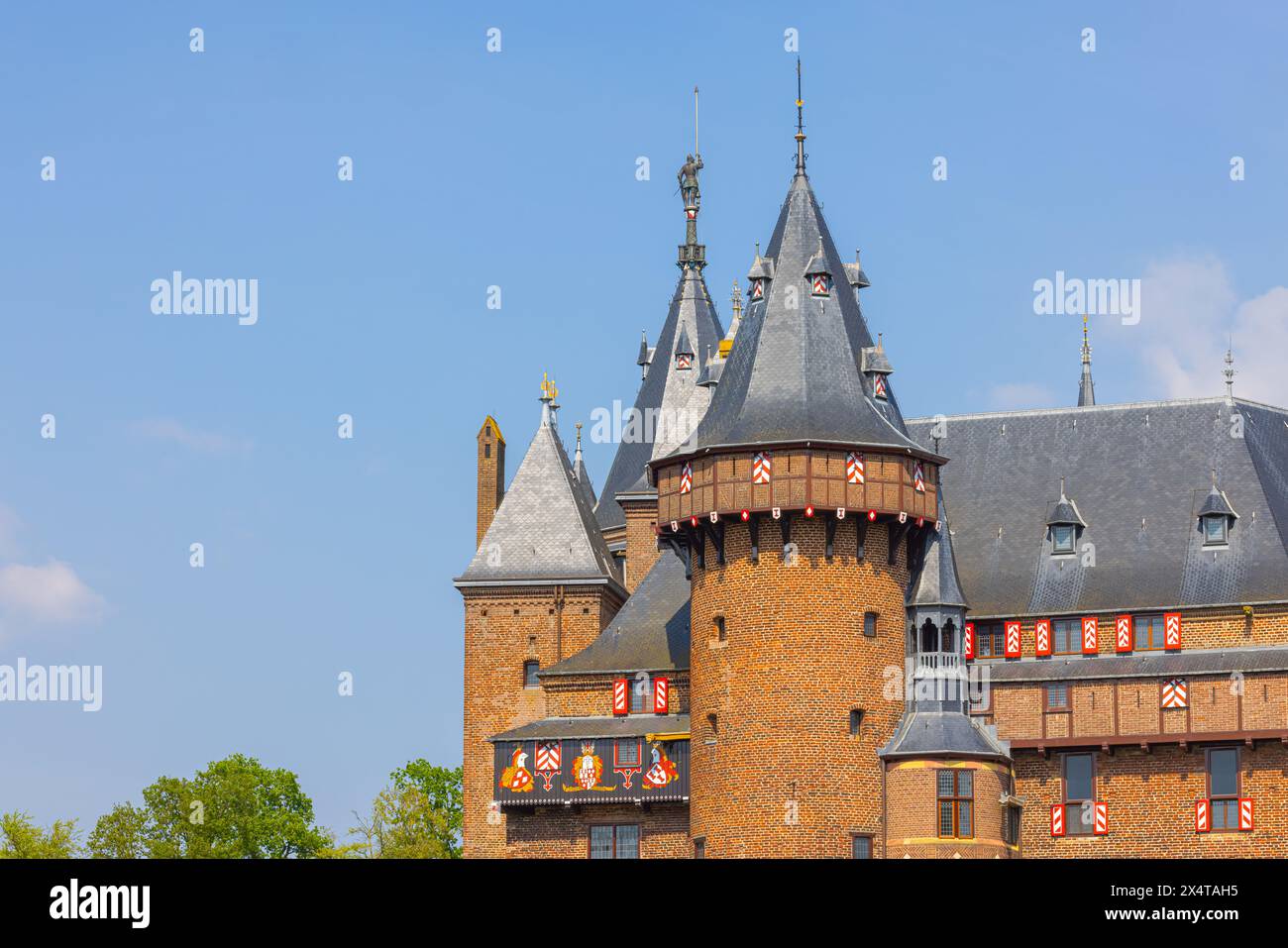 Details und die Türme der Burg Haar (Niederländisch Kasteel de Haar), die sich in Haarzuilens außerhalb der Stadt Utrecht befindet und die größte Burg in Th ist Stockfoto