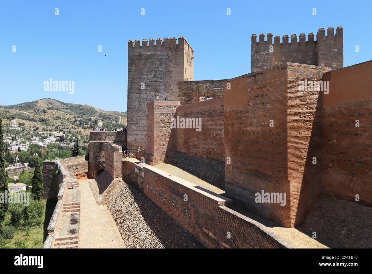 GRANADA, SPANIEN - 20. MAI 2017: Dies sind die Mauern der maurischen Festung Alcazaba der Roten Burg in der Alhambra. Stockfoto