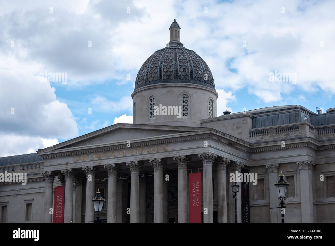 Trafalgar Square mit der National Portrait Gallery. London Stockfoto