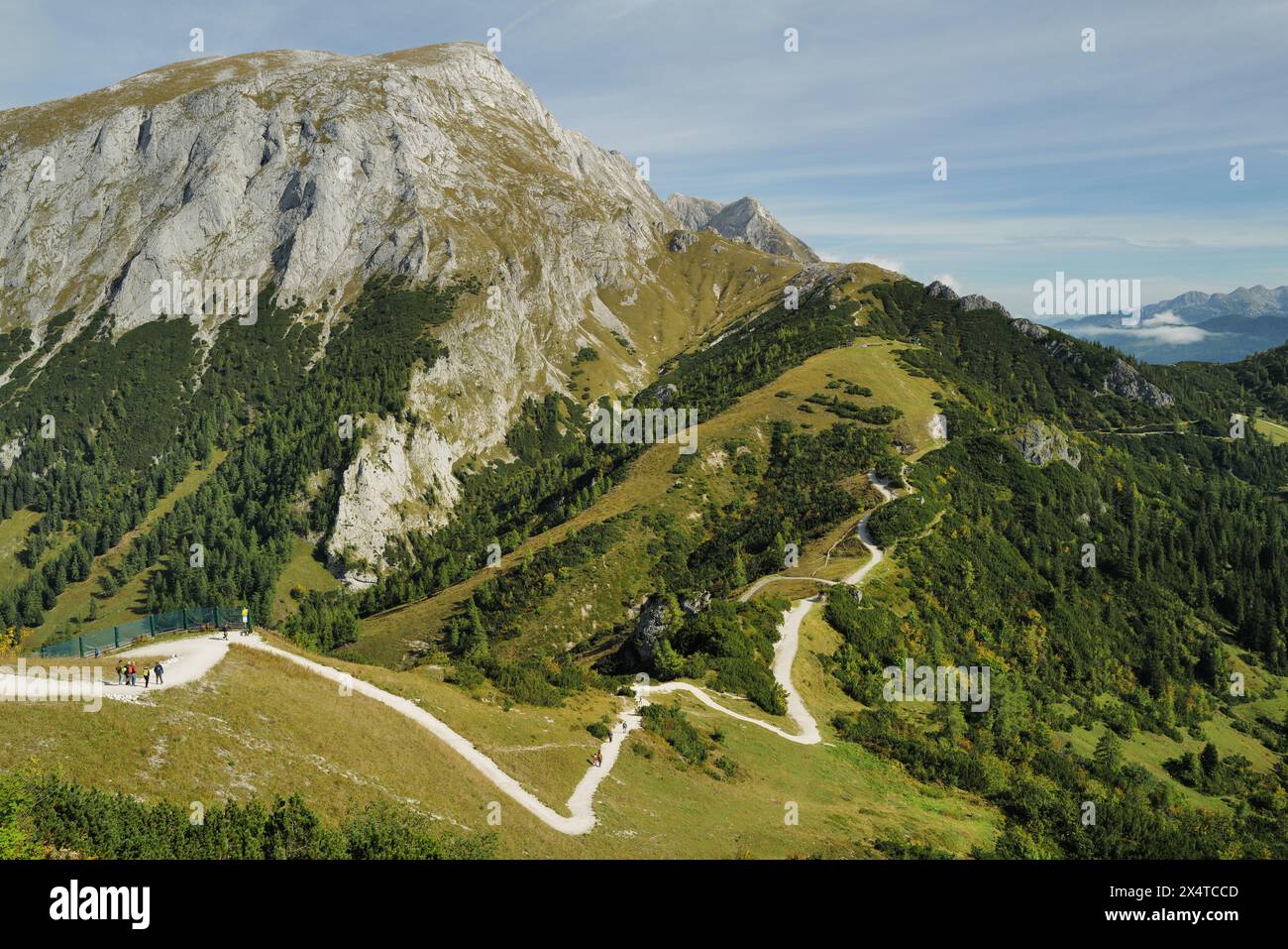 Blick auf den Jenner Bergweg in den deutschen Alpen an einem sonnigen Tag. Stockfoto