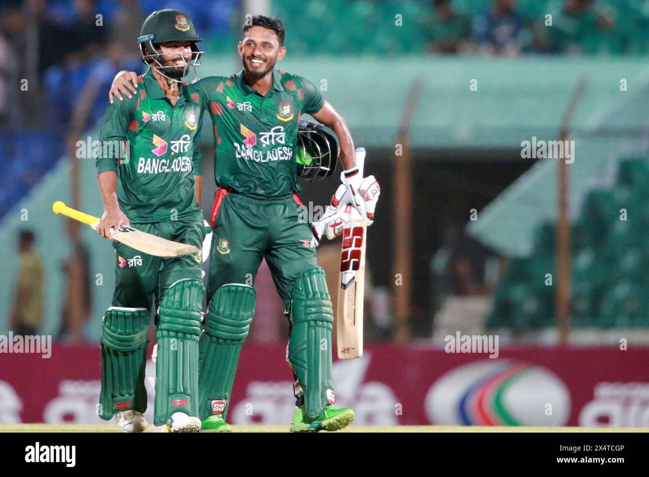 Eröffnungsspiel Tanzid Tamim (R) und Tawhid Hridoy (L) Smile nach einem Sieg im Auftakt der T20-Serie gegen Simbabwe im Zahur Ahmed Chowdhu Stockfoto