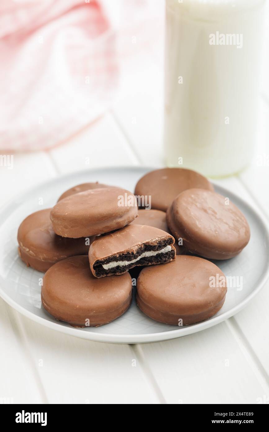 Die Platte mit Schokoladenkeksen und ein Glas Milch Stockfoto
