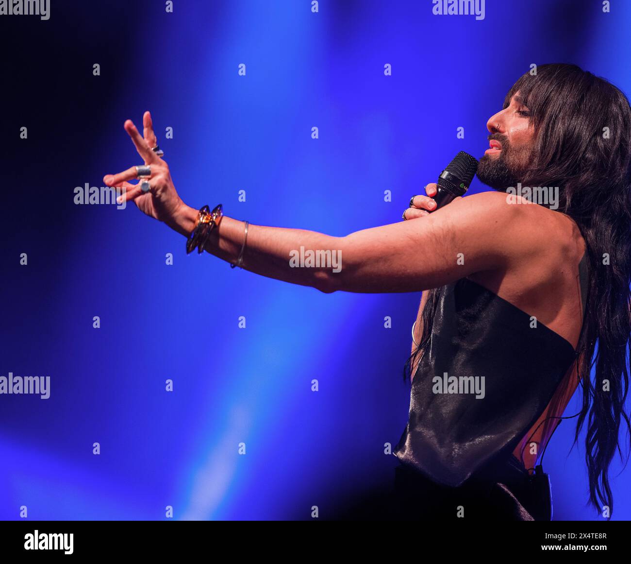 Malmoe, Schweden, 4. Mai 2024 Conchita Wurst tritt im Eurofan Cafe beim Eurovision Song Contest auf Mšller Stockfoto