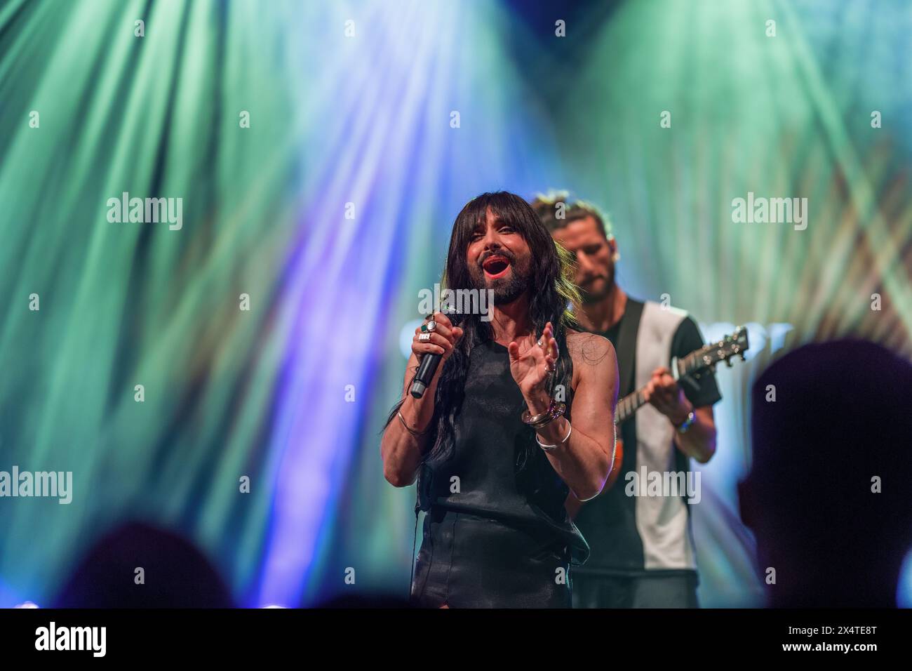 Malmoe, Schweden, 4. Mai 2024 Conchita Wurst tritt im Eurofan Cafe beim Eurovision Song Contest auf Mšller Stockfoto