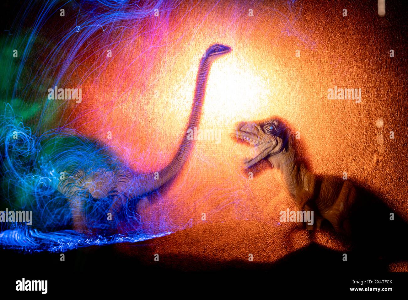 Dinosaurier zwischen Lichtern. Helle Malerei im Dunkeln. Dinosaurier-Silhouetten im Dunkeln. Stockfoto