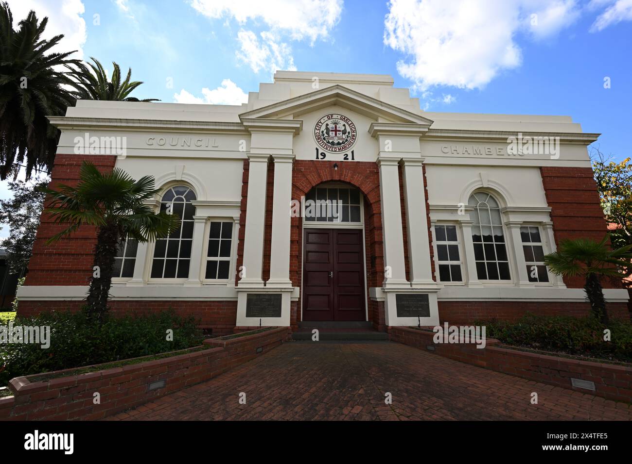 Vordereingang der historischen Stadt Oakleigh Council Chambers aus rotem Backstein, die auf das Jahr 1921 zurückgeht, tagsüber Stockfoto