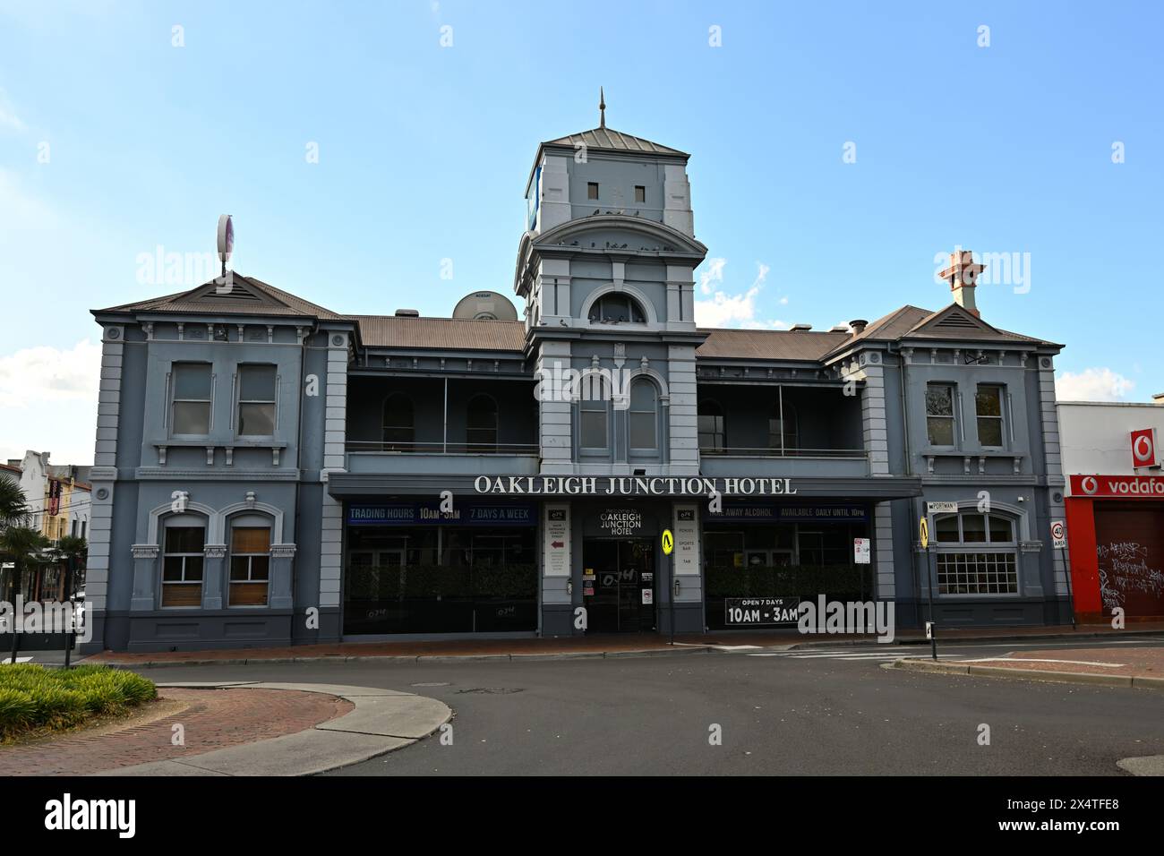 Außenansicht des historischen Oakleigh Junction Hotel, tagsüber von der Portman Street aus gesehen Stockfoto