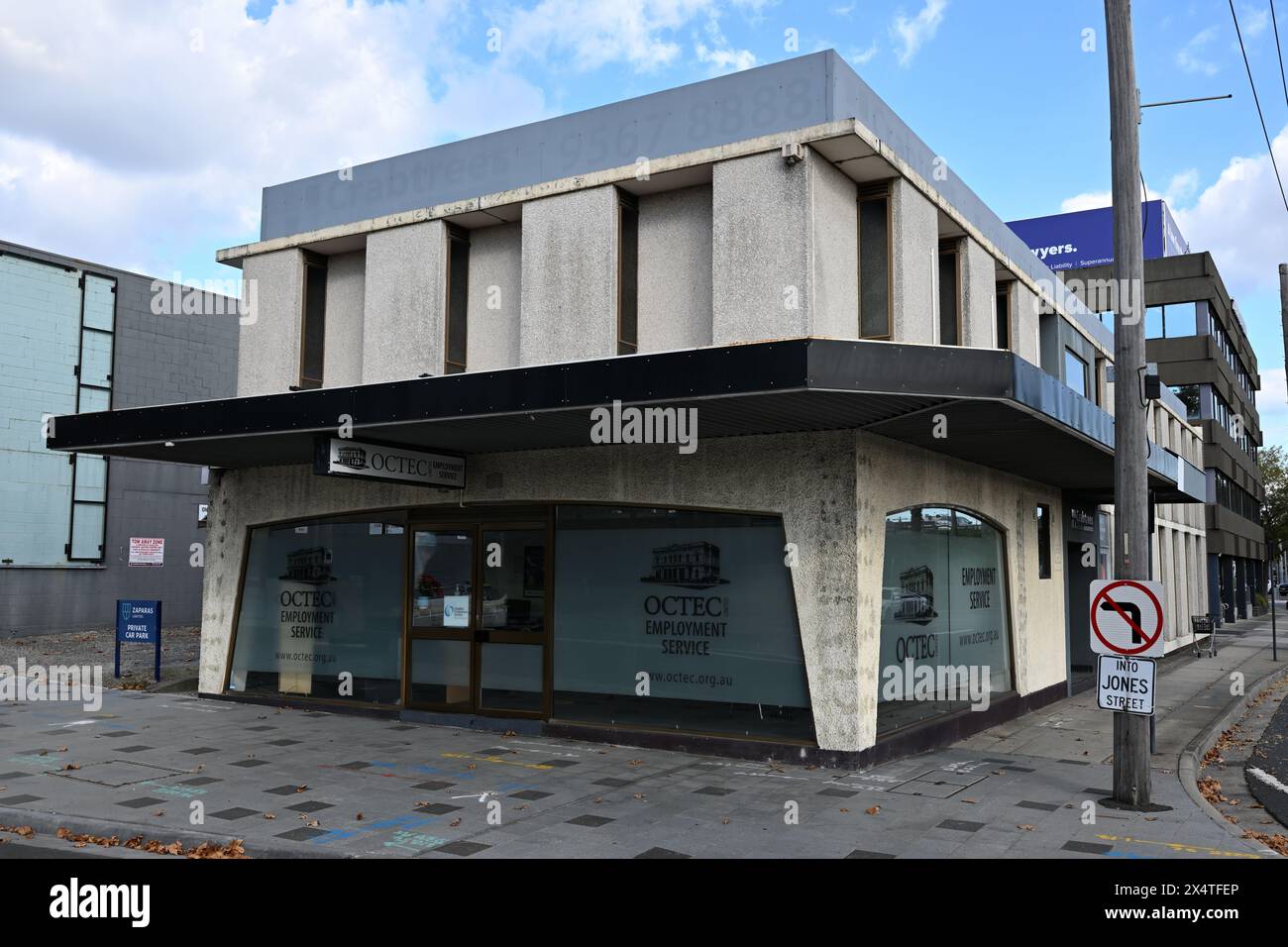 Außenansicht des Büros der Arbeitsverwaltung der OCTEC auf der Atherton Rd, tagsüber Stockfoto