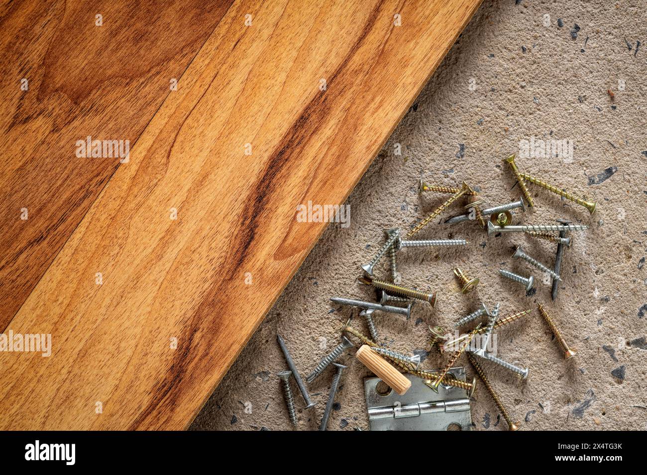 Schraube, Nagel auf Beton Holz Textur Hintergrund. Nahaufnahme von Schrauben und Nägeln auf Zement- und Holzboden mit Kopierraum. Stockfoto
