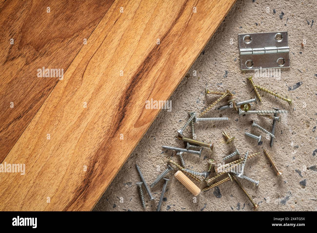 Schraube, Nagel auf Beton Holz Textur Hintergrund. Nahaufnahme von Schrauben und Nägeln auf Zement- und Holzboden mit Kopierraum. Stockfoto