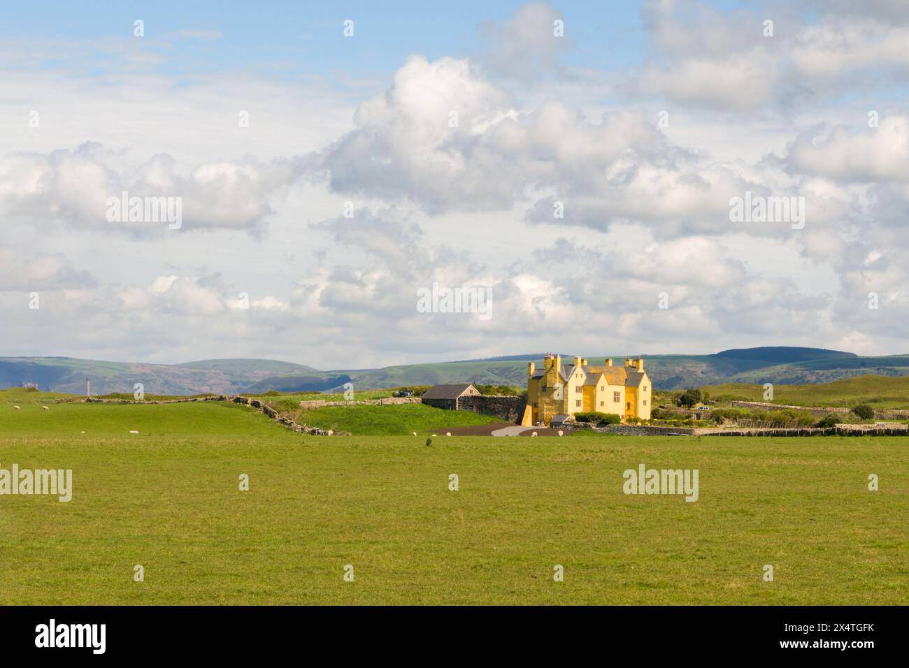 Das renovierte elisabethanische Haus vom Welsh Coast Path aus gesehen Stockfoto