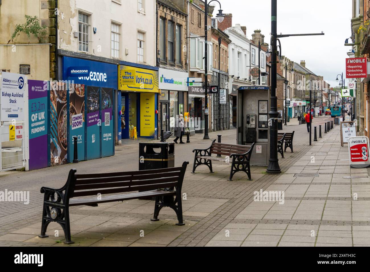 Newgate Street in der Stadt Bishop Auckland, Großbritannien. Konzept der Notwendigkeit der Sanierung von Einkaufsstraßen. Stockfoto