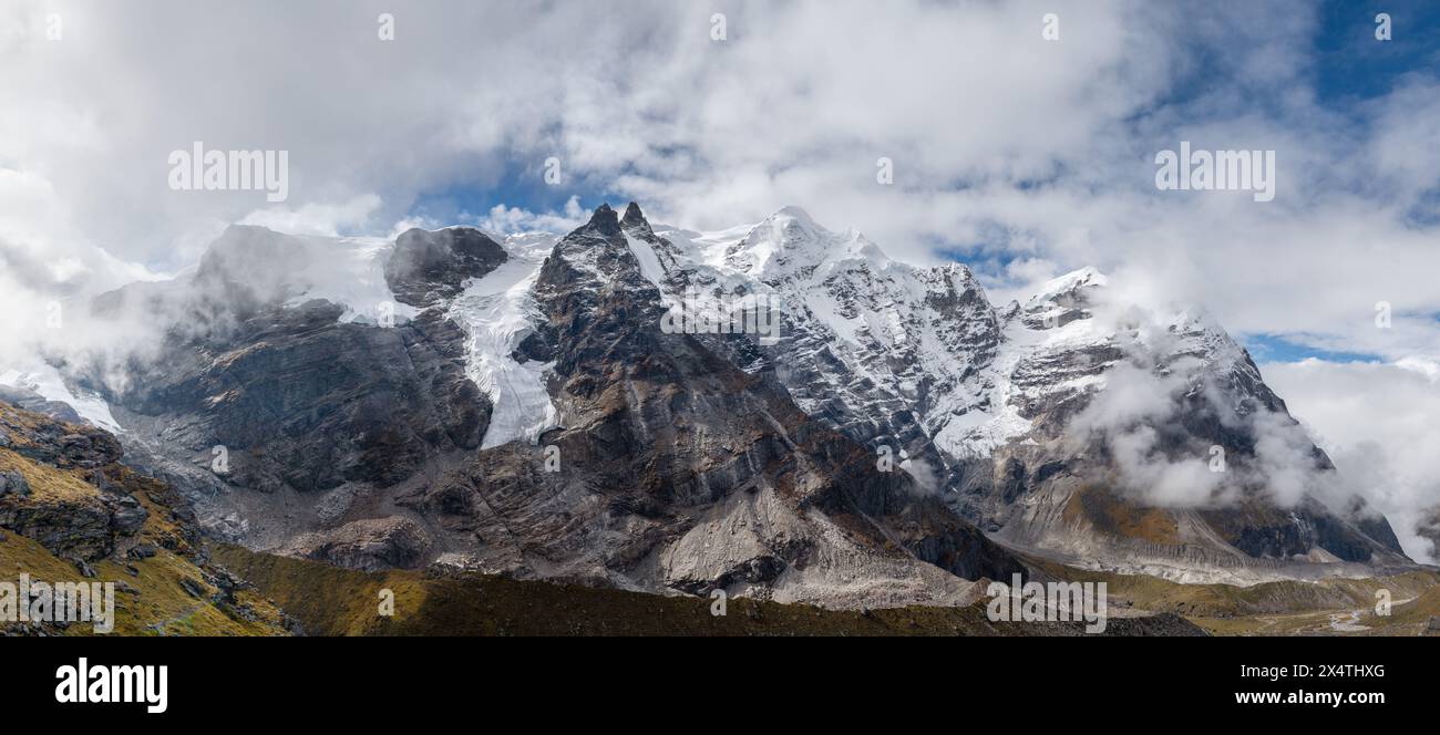 77 Megapixel Panoramafoto Mera Gipfel 6476 m mit Gletscherseen und schneebedeckten Gipfeln, bedeckt mit weißen Wolken. Himalaya-Kletterroute in der Nähe der Siedlung Khare, Stockfoto