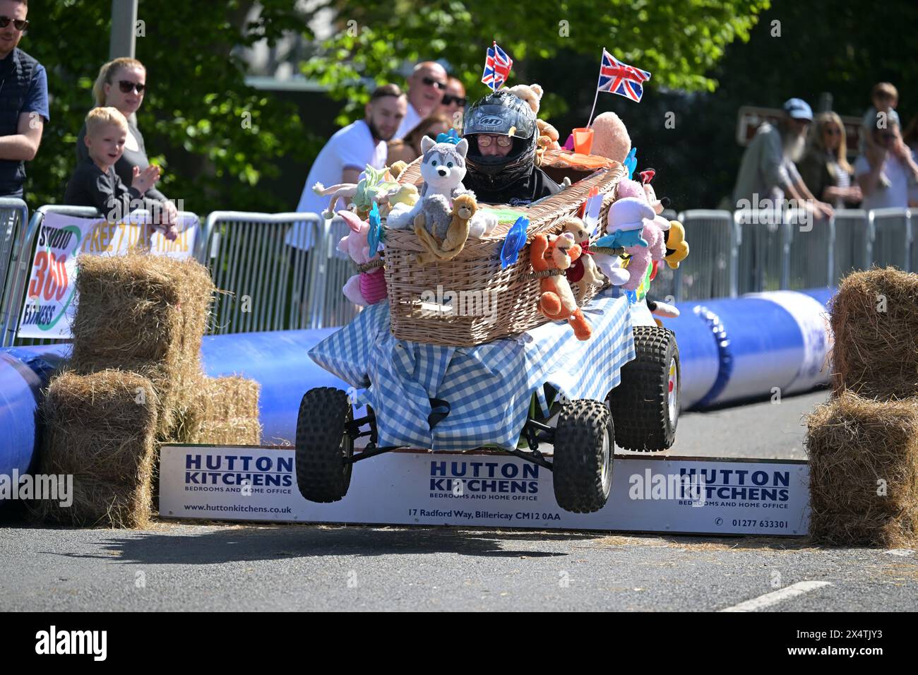 Essex, Großbritannien. Mai 2024. Die Wettbewerber nehmen am Billericay Soapbox Derby in Essex UK Teil. Das Derby, das vom Billericay Town Rotary Club organisiert wird, befindet sich auf einem geschlossenen Abschnitt der öffentlichen Straße an der Towns High Street. Quelle: MARTIN DALTON/Alamy Live News Stockfoto