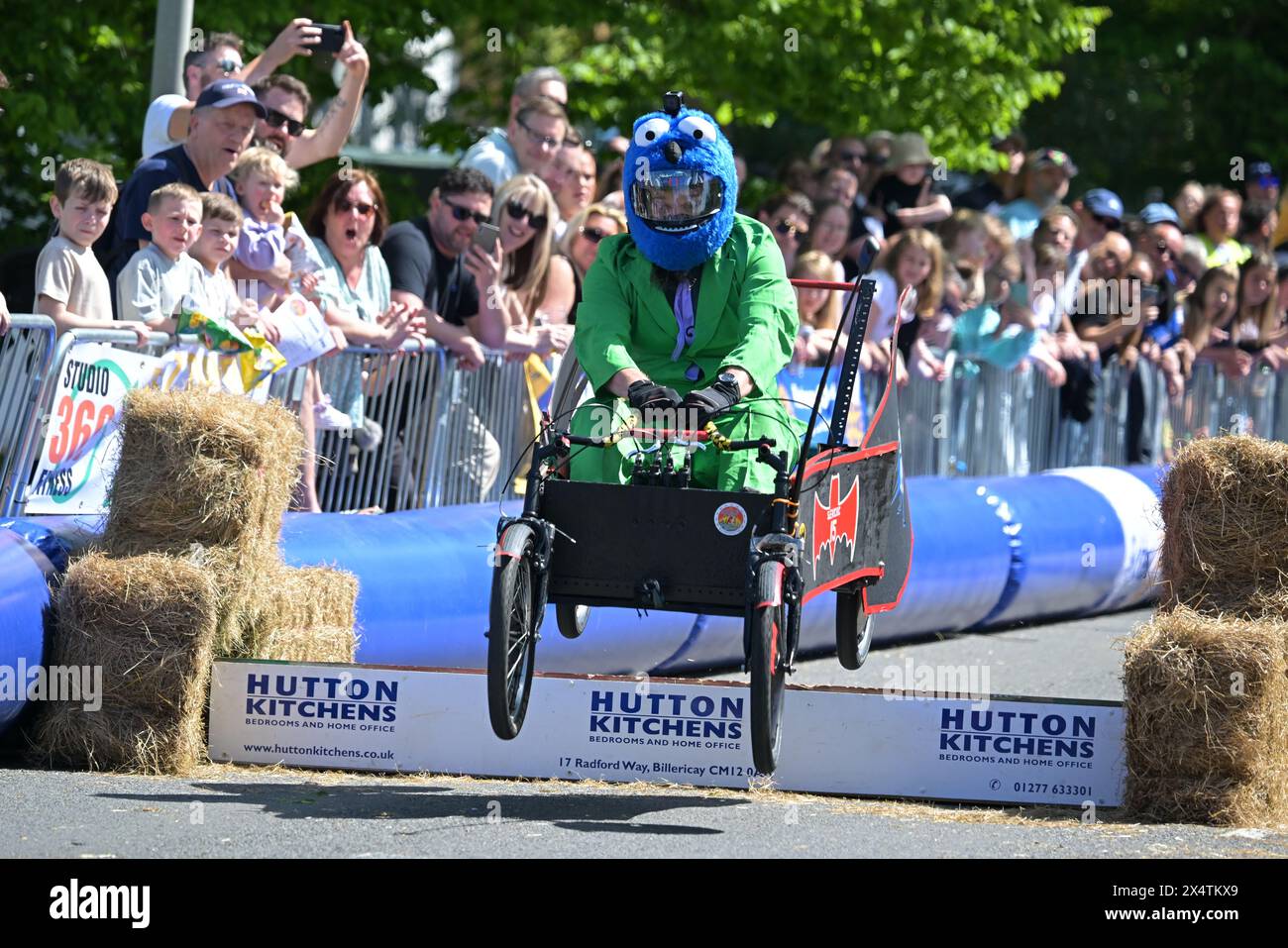 Essex, Großbritannien. Mai 2024. Die Wettbewerber nehmen am Billericay Soapbox Derby in Essex UK Teil. Das Derby, das vom Billericay Town Rotary Club organisiert wird, befindet sich auf einem geschlossenen Abschnitt der öffentlichen Straße an der Towns High Street. Quelle: MARTIN DALTON/Alamy Live News Stockfoto