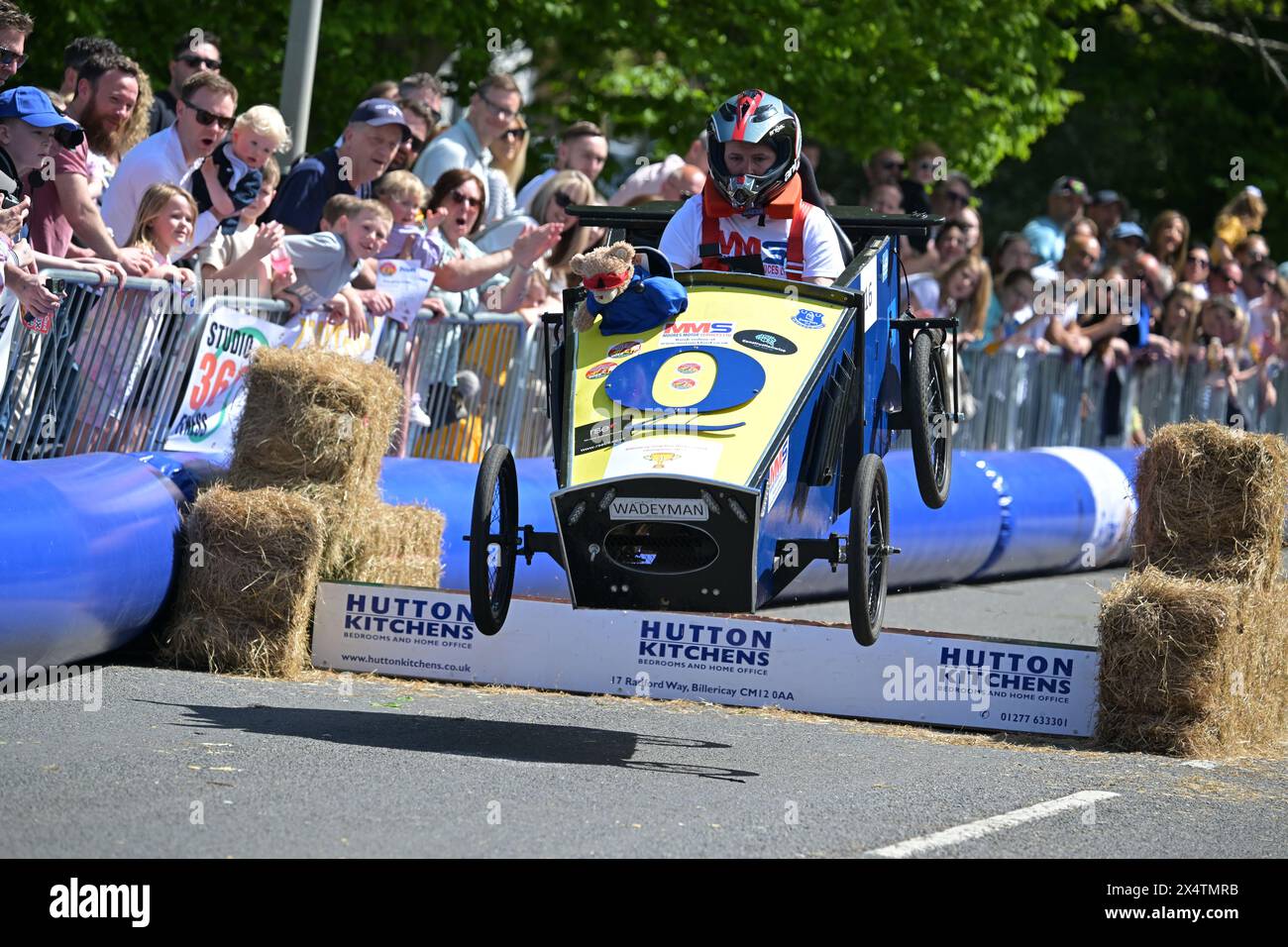 Essex, Großbritannien. Mai 2024. Die Wettbewerber nehmen am Billericay Soapbox Derby in Essex UK Teil. Das Derby, das vom Billericay Town Rotary Club organisiert wird, befindet sich auf einem geschlossenen Abschnitt der öffentlichen Straße an der Towns High Street. Quelle: MARTIN DALTON/Alamy Live News Stockfoto