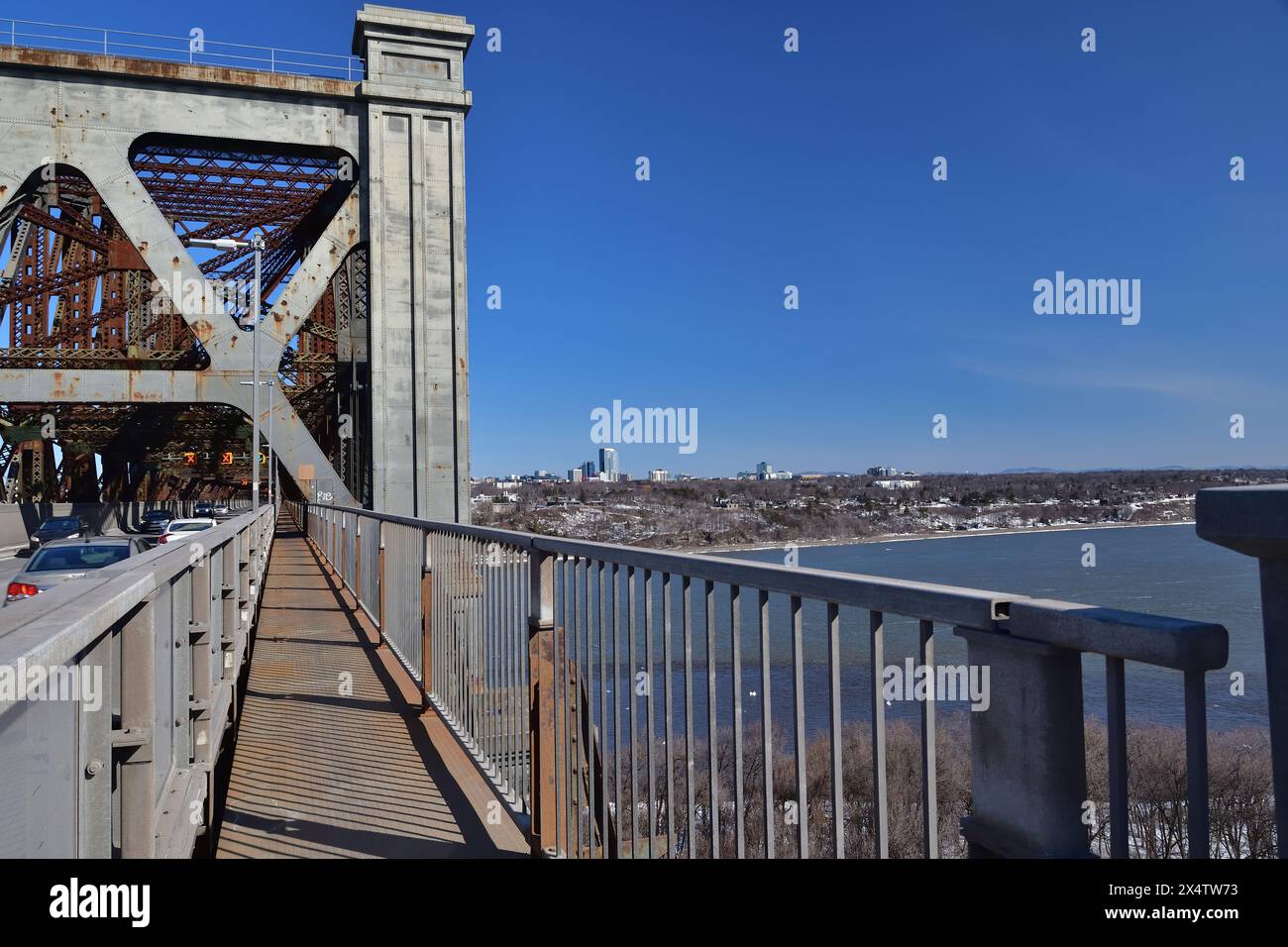 Eingang zur Quebec Bridge am Levis End Zwischen Levis und Saint-Foy oberhalb des Saint-Lawrence-Flusses. Stockfoto
