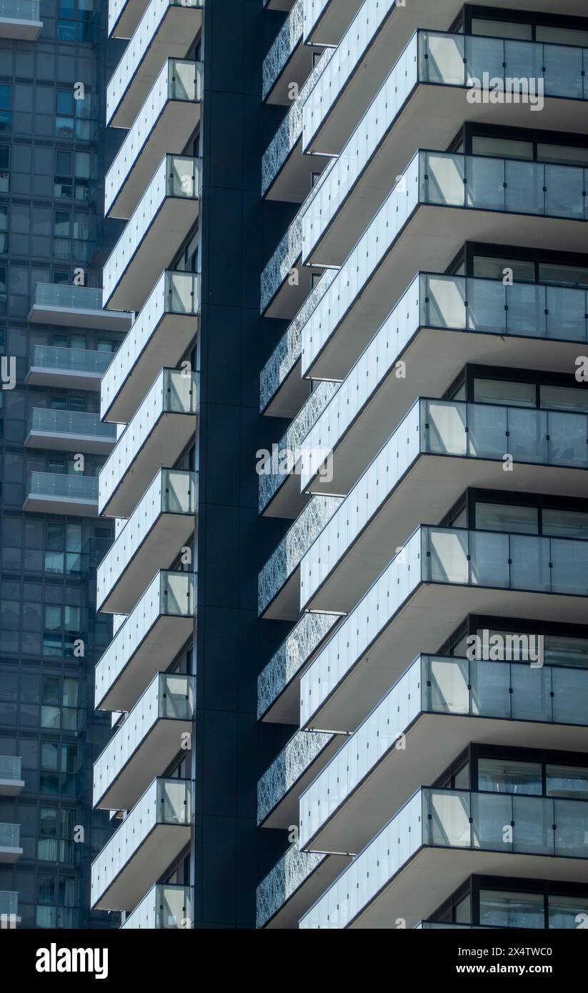 Detail der Balkone des modernen Hochhauses an der Yonge Street, Toronto, Kanada Stockfoto