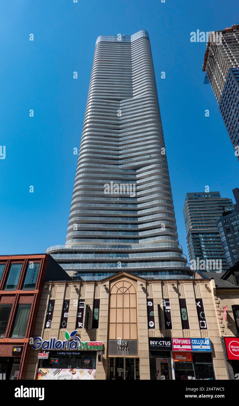 Kontrast zwischen alten flachen Gebäuden und modernen Hochhäusern, Yonge Street, Toronto, Kanada Stockfoto