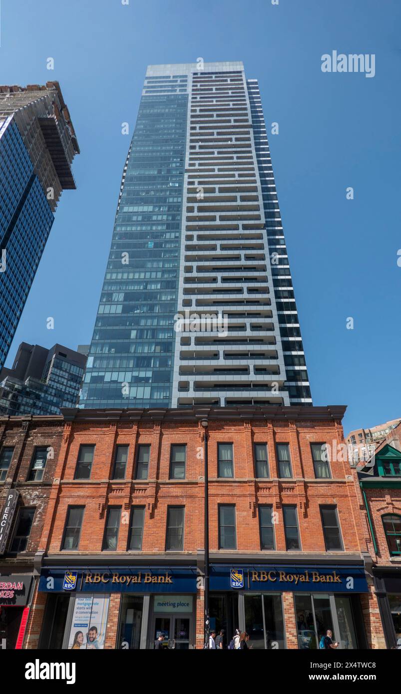 Kontrast zwischen alten flachen Gebäuden und modernen Hochhäusern, Yonge Street, Toronto, Kanada Stockfoto