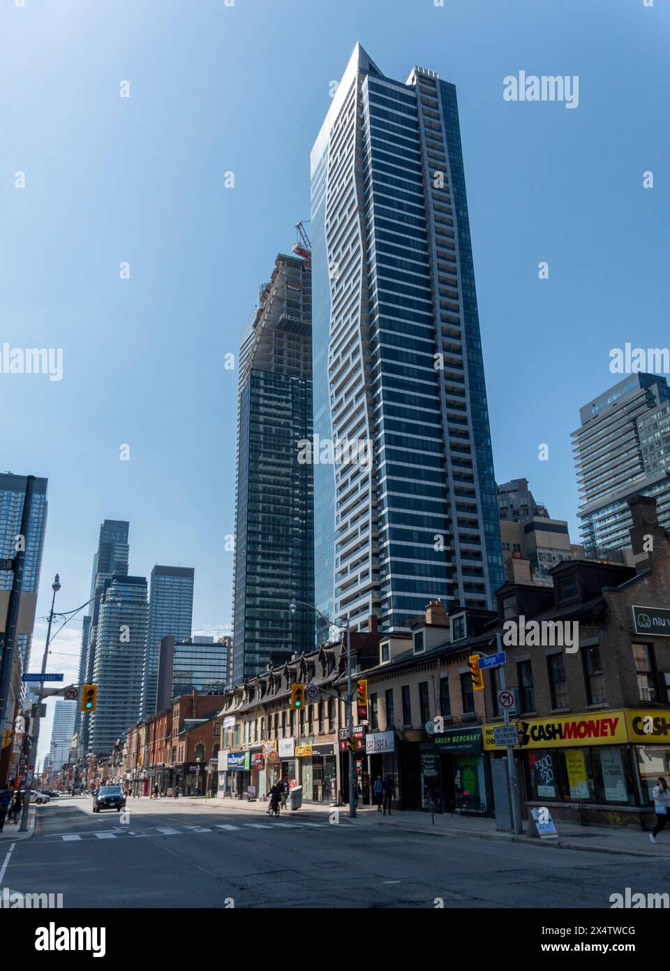 Kontrast zwischen alten flachen Gebäuden und modernen Hochhäusern, Yonge Street, Toronto, Kanada Stockfoto