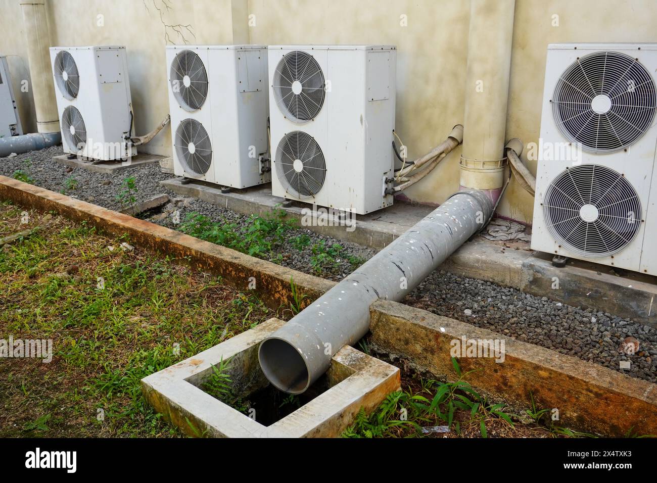 Die große Rohrkanalkonstruktion ermöglicht eine effiziente Regenwasserableitung und die Installation von AC-Lüftern im Freien Stockfoto