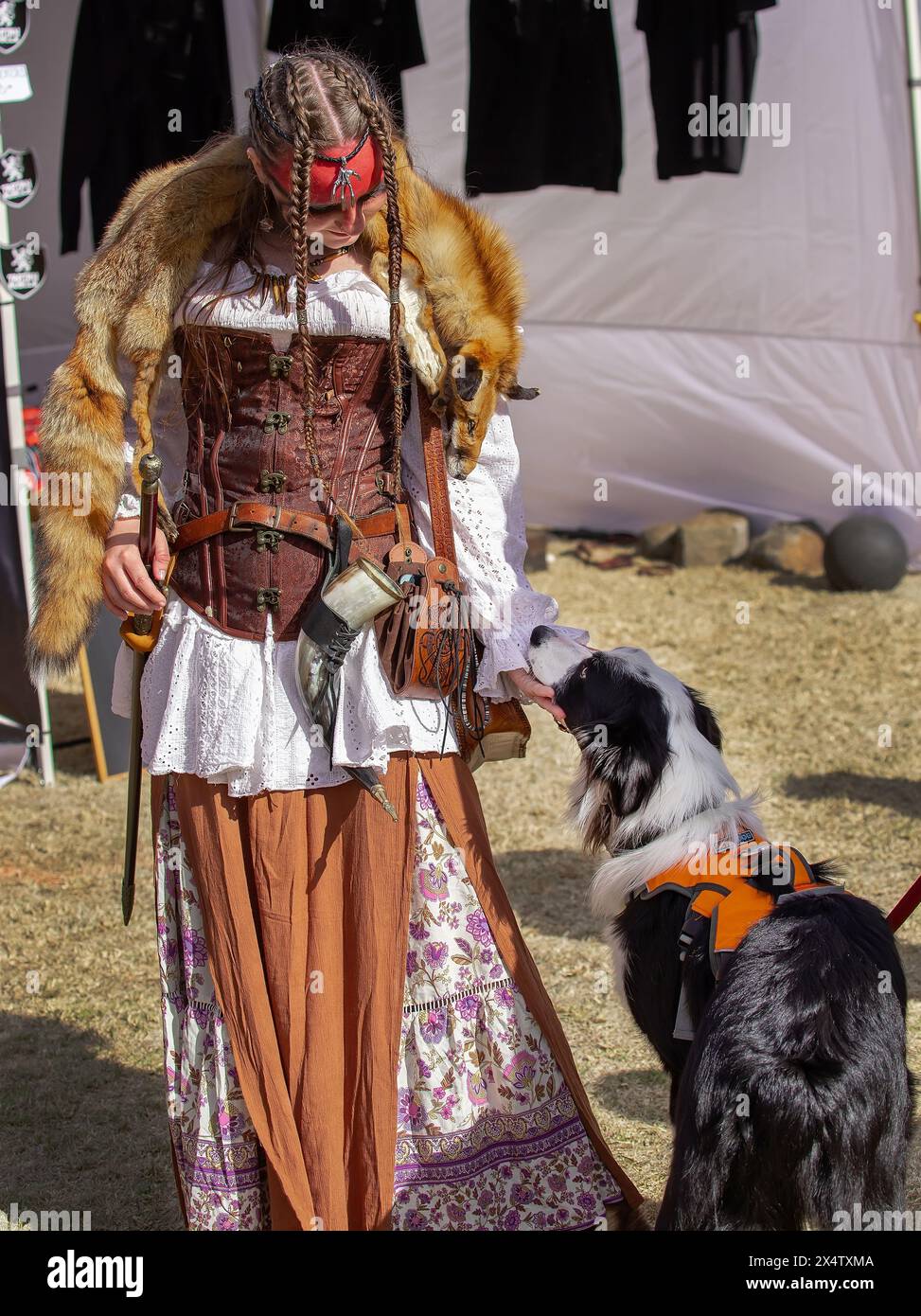 Medieval Fair South Australia, unterhaltsame Veranstaltung, wikingerkostüm Mädchen mit Hund Stockfoto
