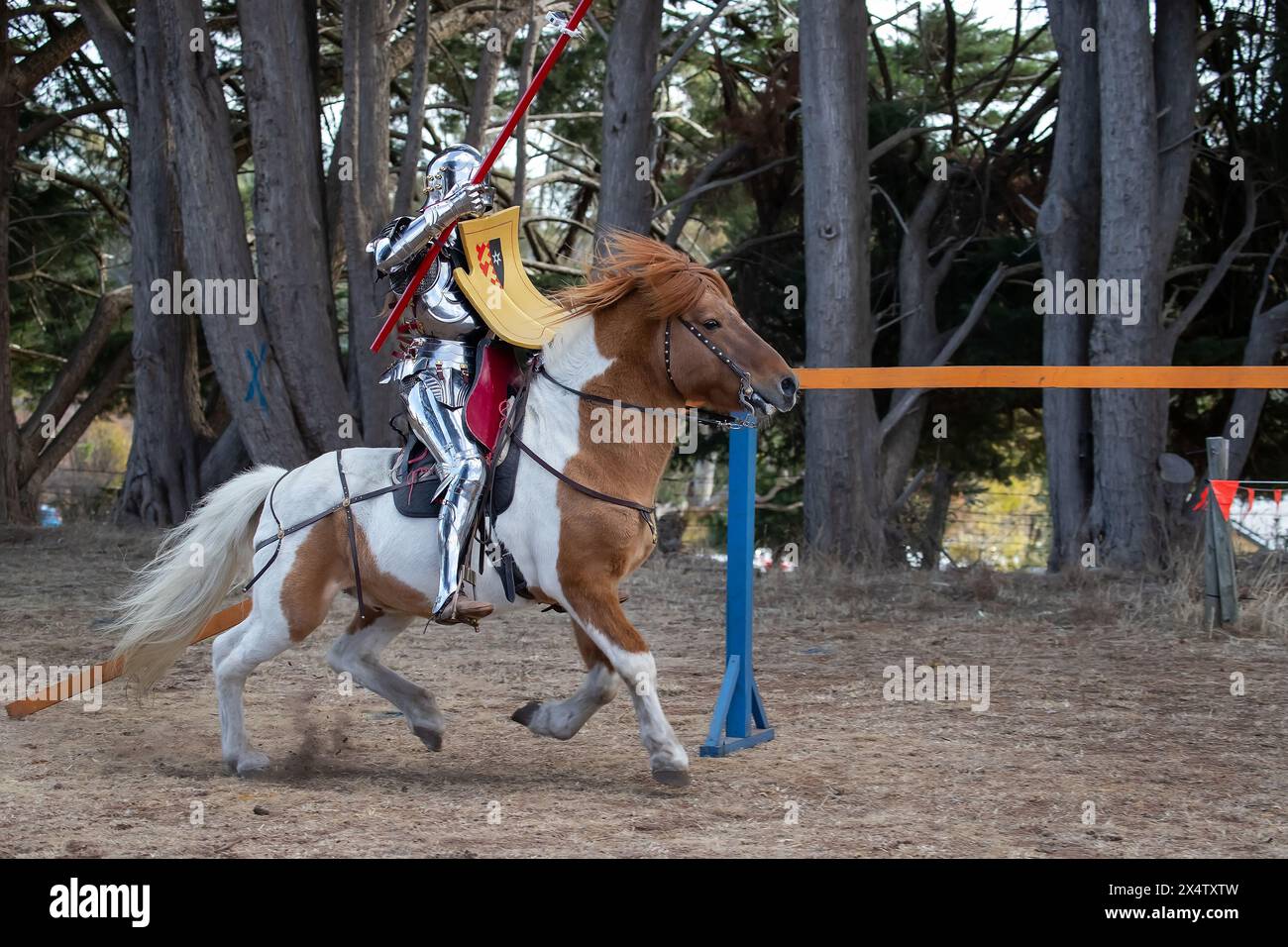 Medieval Fair South Australia, Ritterjouster zu Pferd, Wettkämpfe bei Waffen, unterhaltsame Veranstaltung in der Gemeinde Stockfoto