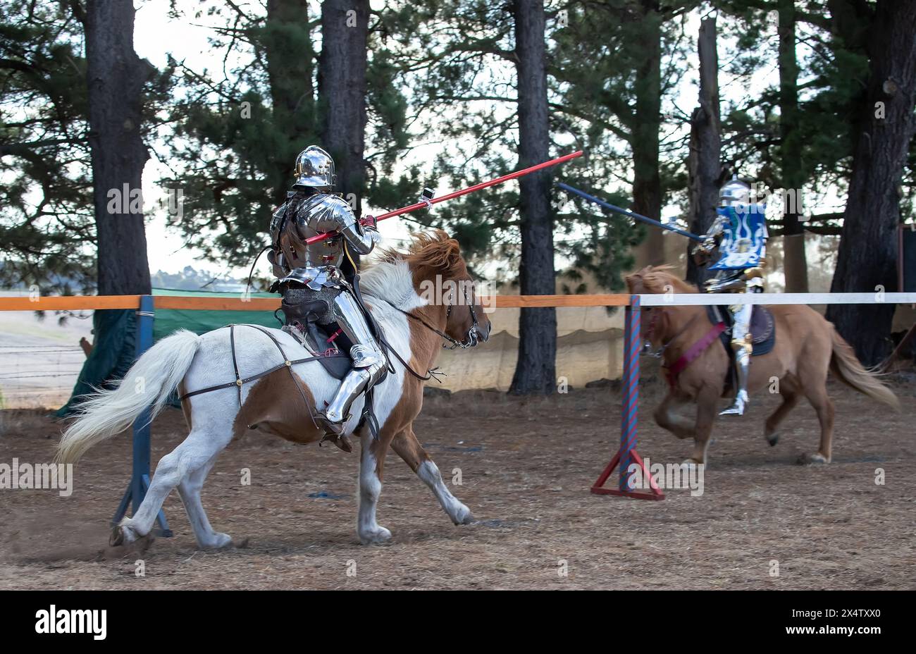 Medieval Fair South Australia, Ritterjouster zu Pferd, Wettkämpfe bei Waffen, unterhaltsame Veranstaltung in der Gemeinde Stockfoto