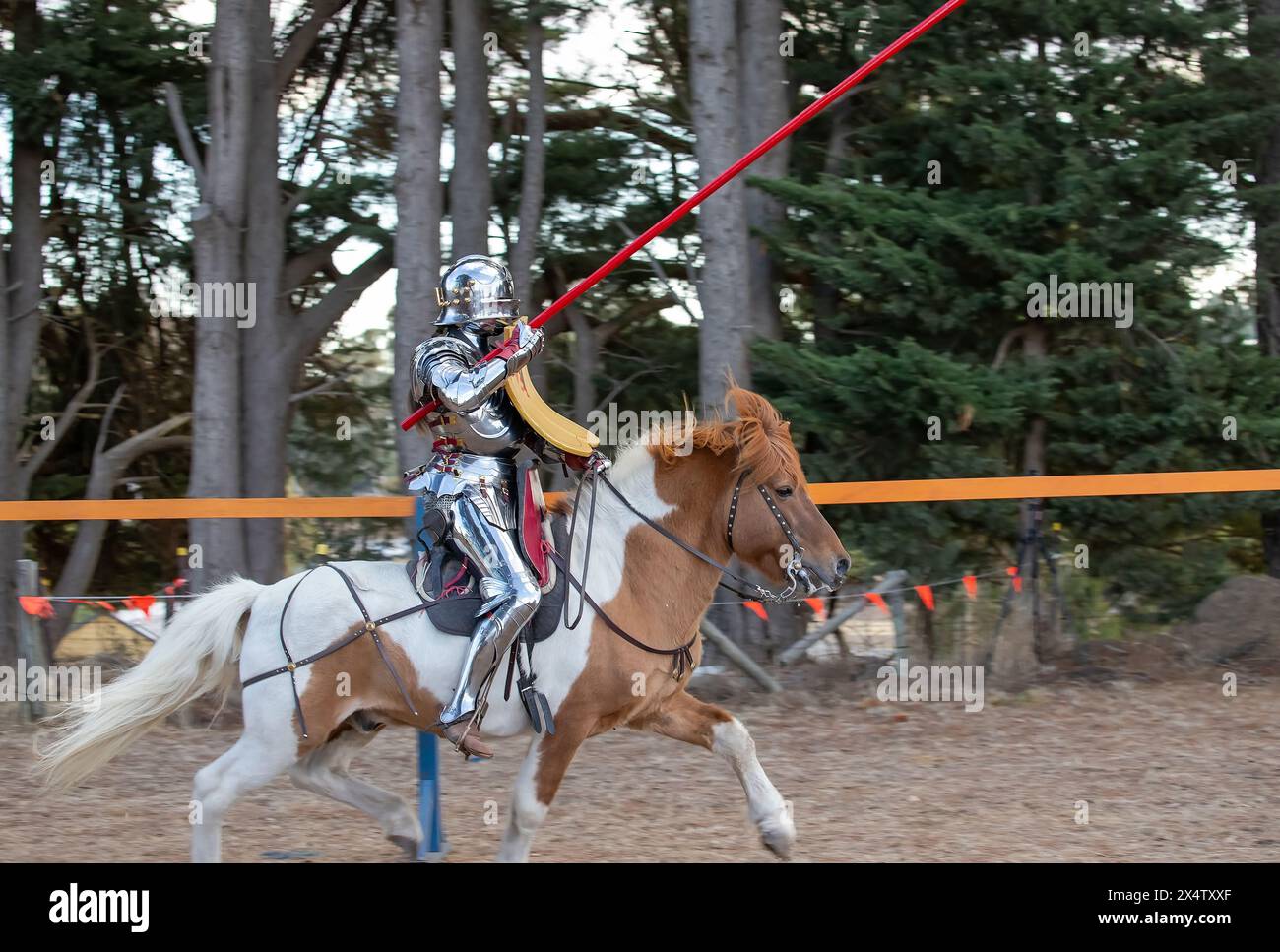 Medieval Fair South Australia, Ritterjouster zu Pferd, Wettkämpfe bei Waffen, unterhaltsame Veranstaltung in der Gemeinde Stockfoto
