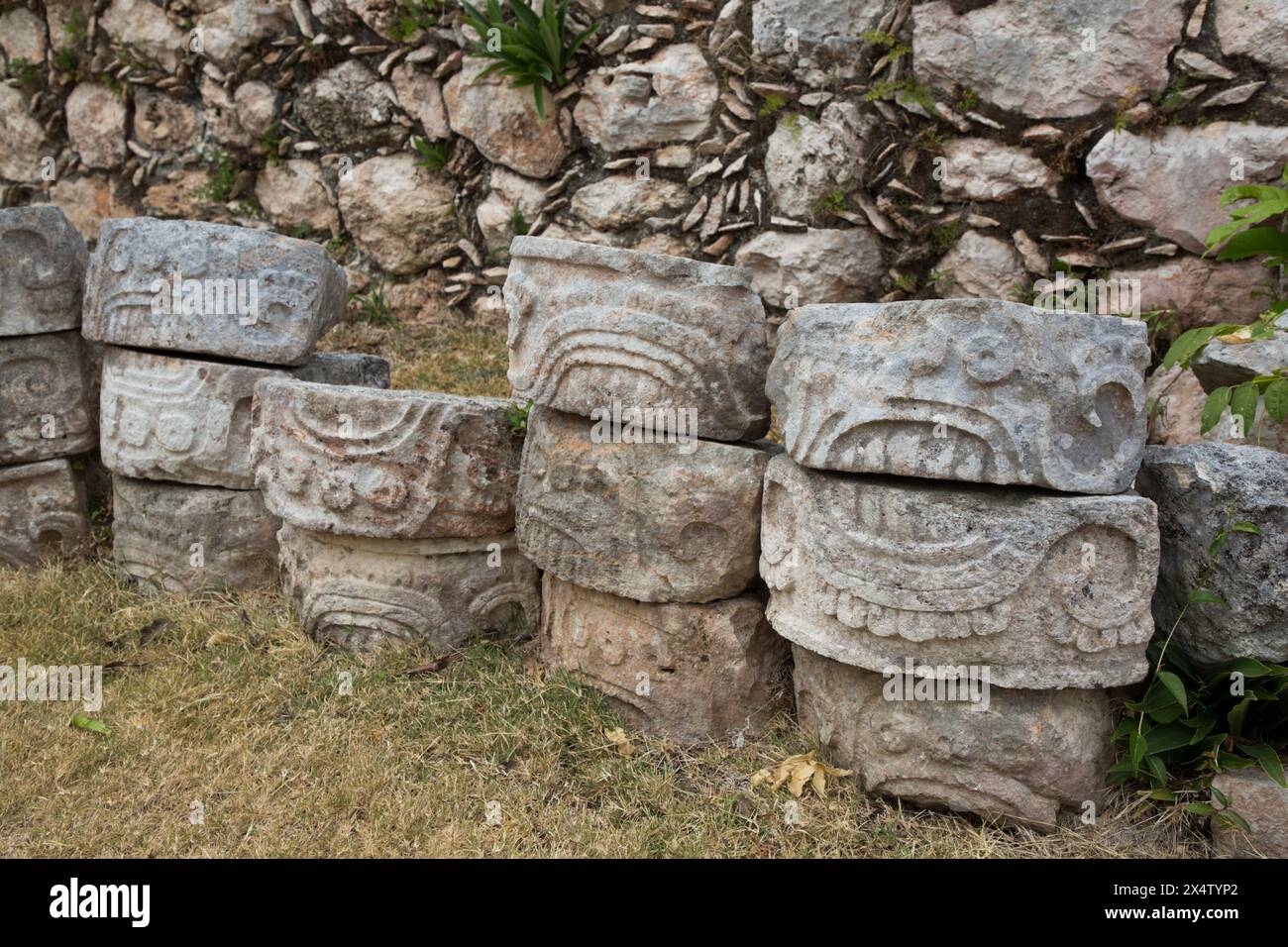 Geschnitzte Steine, Kabah Archäologische Stätte, Maya Ruinen, Puuc Stil, Yucatan, Mexiko Stockfoto
