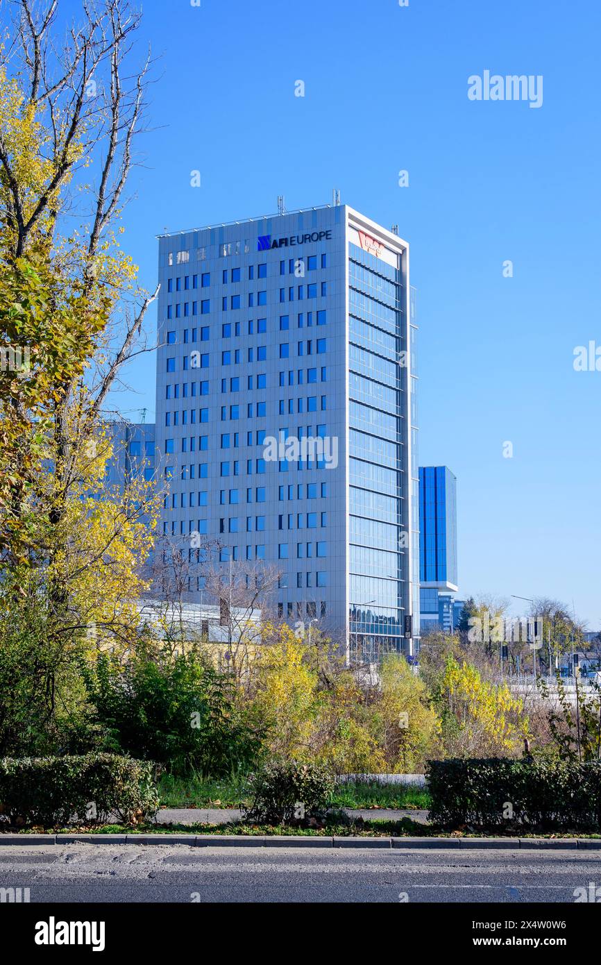 Bukarest, Rumänien, 21. November 2021: Modernes Glasgebäude des AFI Europe Tower im Stadtteil Aurel Vlaicu an einem sonnigen Herbsttag Stockfoto